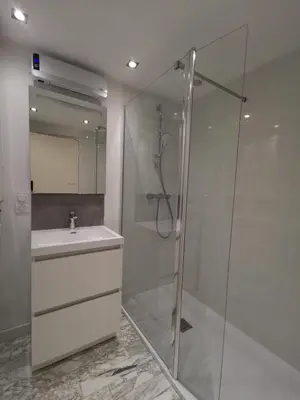 Salle de bains dans l'établissement Studio vue mer roscoff et île de batz