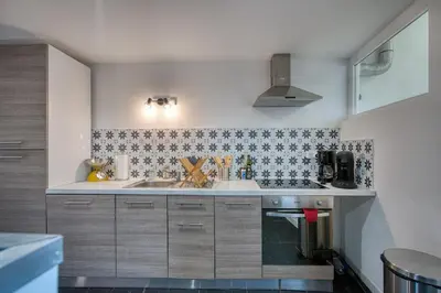 Cuisine ou kitchenette dans l'établissement Alicia - Appartement RDC - Parking gratuit