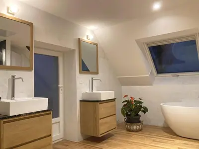 Salle de bains dans l'établissement Kervéo vue sur mer - Gîte, spa et sauna