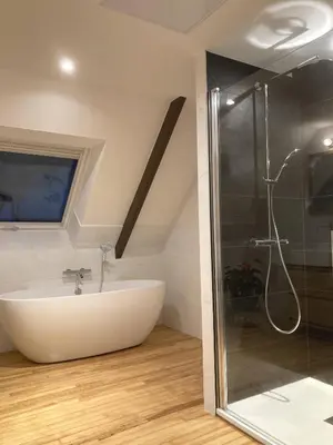 Salle de bains dans l'établissement Kervéo vue sur mer - Gîte, spa et sauna