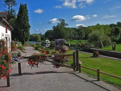 Jardin de l'établissement Châteauneuf-du-Faou, Finistre, Brittany