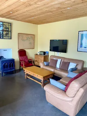Télévision ou salle de divertissement dans l'établissement Maison typique du pays bigouden