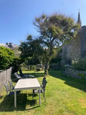 Jardin de l'établissement Charmante maison bretonne proche de la mer