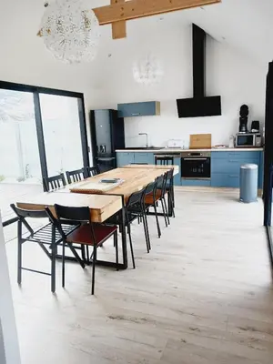 Cuisine ou kitchenette dans l'établissement Jolie maison contemporaine proche plage