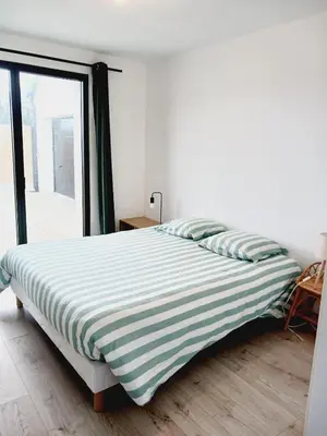 Un ou plusieurs lits dans un hébergement de l'établissement Jolie maison contemporaine proche plage