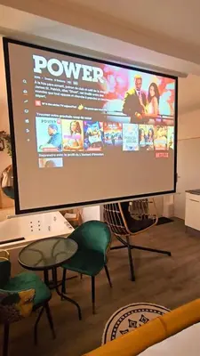 Télévision ou salle de divertissement dans l'établissement L'instant d'évasion Vue mer
