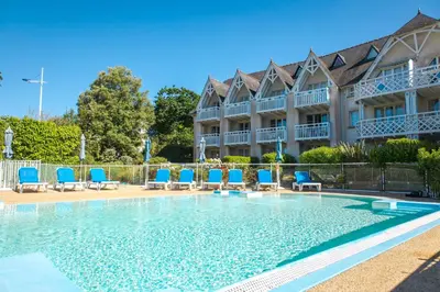 Piscine de l'établissement Les Mousses - Superbe vue mer ou située à proximité