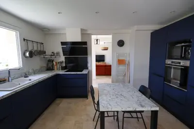 Cuisine ou kitchenette dans l'établissement La maison de la Corniche