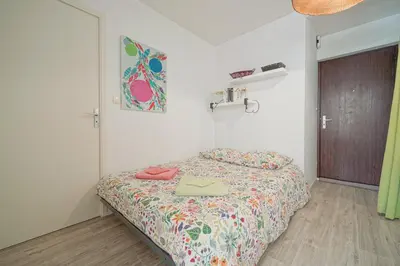 Un ou plusieurs lits dans un hébergement de l'établissement Appartement balcon vue mer, séjour bord de plage en couple
