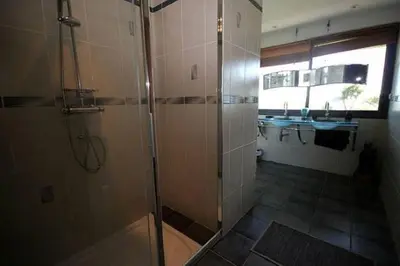 Salle de bains dans l'établissement villa pointe du raz