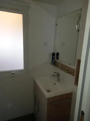 Salle de bains dans l'établissement Mobil HOME 40 m2 3CH
