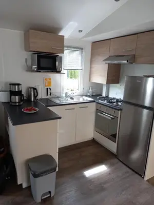 Cuisine ou kitchenette dans l'établissement Mobil HOME 40 m2 3CH