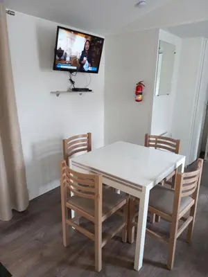 Télévision ou salle de divertissement dans l'établissement Mobil HOME 40 m2 3CH