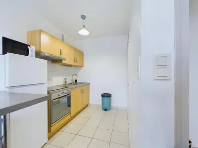 Cuisine ou kitchenette dans l'établissement À 110 m de la plage, appartement moderne pour 4