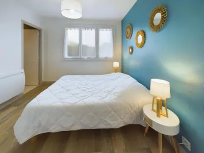 Un ou plusieurs lits dans un hébergement de l'établissement À 110 m de la plage, appartement moderne pour 4