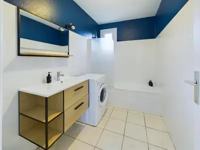 Salle de bains dans l'établissement À 110 m de la plage, appartement moderne pour 4