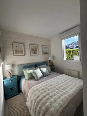 Un ou plusieurs lits dans un hébergement de l'établissement Perle des Sables Blancs, appartement entier à 100m de la plage avec parking privé