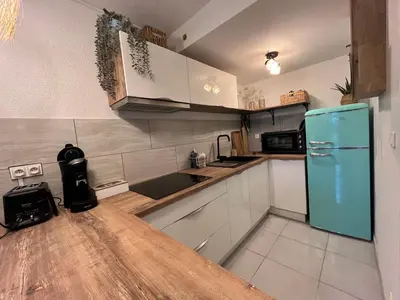 Cuisine ou kitchenette dans l'établissement Perle des Sables Blancs, appartement entier à 100m de la plage avec parking privé