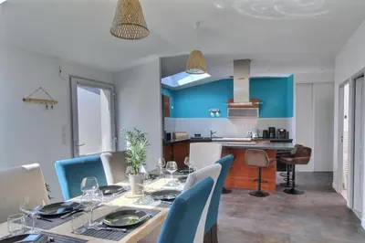 Cuisine ou kitchenette dans l'établissement So Chic Kerfily house with hot tub 8 people