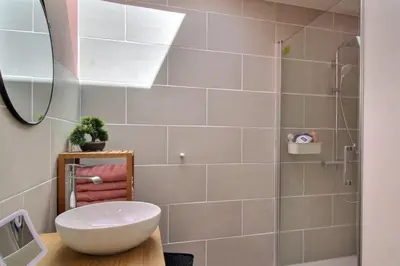 Salle de bains dans l'établissement So Chic Kerfily house with hot tub 8 people