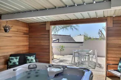Balcon ou terrasse dans l'établissement So Chic Kerfily house with hot tub 8 people