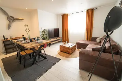 Coin salon dans l'établissement bright modern, near center and 10 min from beaches