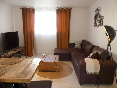 Coin salon dans l'établissement bright modern, near center and 10 min from beaches