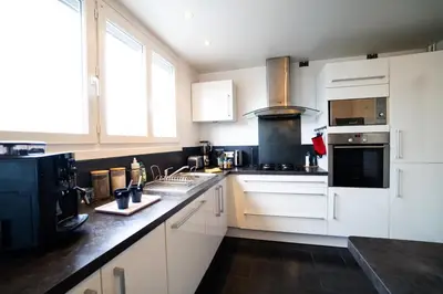 Cuisine ou kitchenette dans l'établissement bright modern, near center and 10 min from beaches