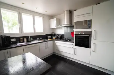 Cuisine ou kitchenette dans l'établissement bright modern, near center and 10 min from beaches