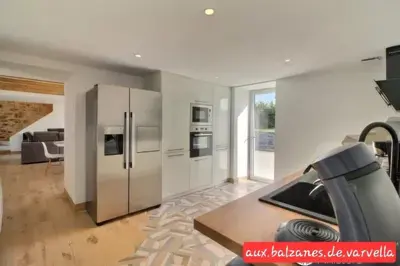 Cuisine ou kitchenette dans l'établissement Charming cottage with boulodrome near Brest