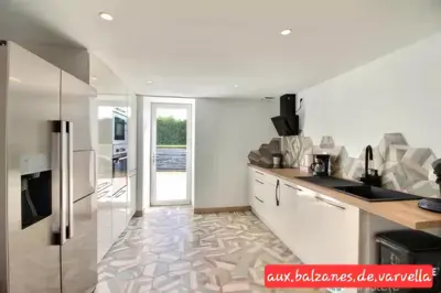 Cuisine ou kitchenette dans l'établissement Charming cottage with boulodrome near Brest