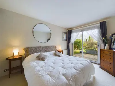 Un ou plusieurs lits dans un hébergement de l'établissement Maison spacieuse avec un grand jardin pour 7