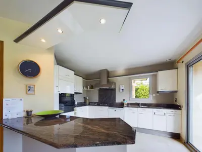 Cuisine ou kitchenette dans l'établissement Maison spacieuse avec un grand jardin pour 7