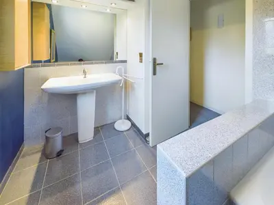 Salle de bains dans l'établissement Maison spacieuse avec un grand jardin pour 7