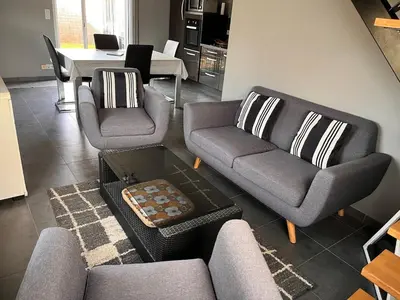 Coin salon dans l'établissement Maison de la plage avec Piscine - Breizh Location