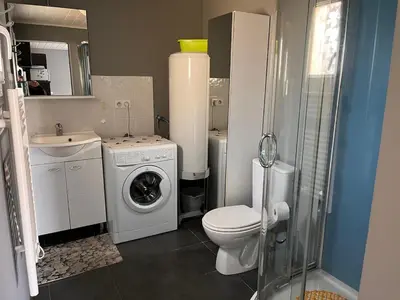 Salle de bains dans l'établissement Maison de la plage avec Piscine - Breizh Location
