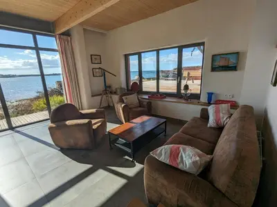 Coin salon dans l'établissement Le Chantier d 'Ernest- Loft T4 les pieds dans l' eau