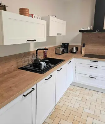 Cuisine ou kitchenette dans l'établissement HON TI MOR notre Maison de la mer