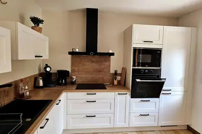 Cuisine ou kitchenette dans l'établissement HON TI MOR notre Maison de la mer