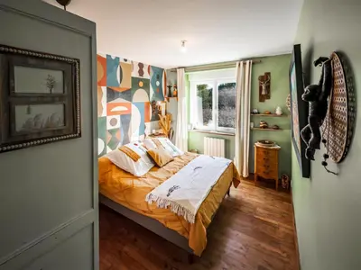 Un ou plusieurs lits dans un hébergement de l'établissement comme chez Louise