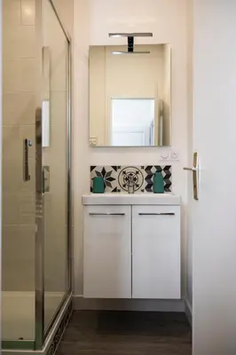 Salle de bains dans l'établissement T1 centre-ville refait à neuf