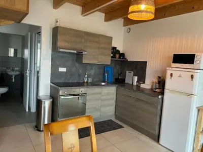 Cuisine ou kitchenette dans l'établissement les gites du corsen