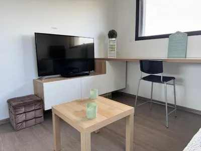 Télévision ou salle de divertissement dans l'établissement Appartement vue mer
