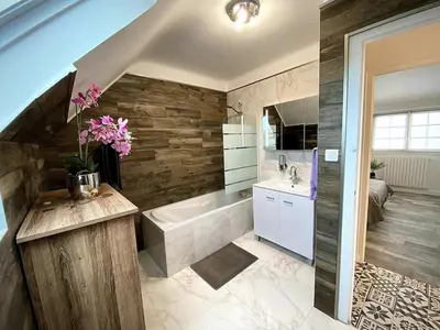 Salle de bains dans l'établissement Maison Renovée Plomelin - Countryside and Beaches