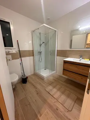 Salle de bains dans l'établissement Envol du Phénix - studio neuf - Ancrage indépendant Rez de jardin