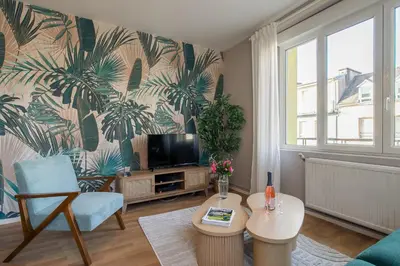 Télévision ou salle de divertissement dans l'établissement La Canopée