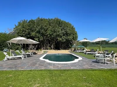 Piscine de l'établissement Écrin de la baie ou située à proximité