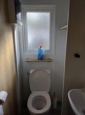 Salle de bains dans l'établissement Mobil home