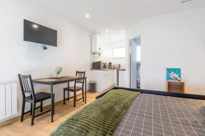 Cuisine ou kitchenette dans l'établissement Envol du Phénix - Studio neuf - Rivage indépendant en rez de jardin