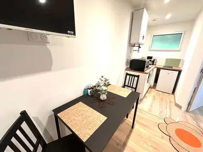 Cuisine ou kitchenette dans l'établissement Envol du Phénix - Studio neuf - Rivage indépendant en rez de jardin